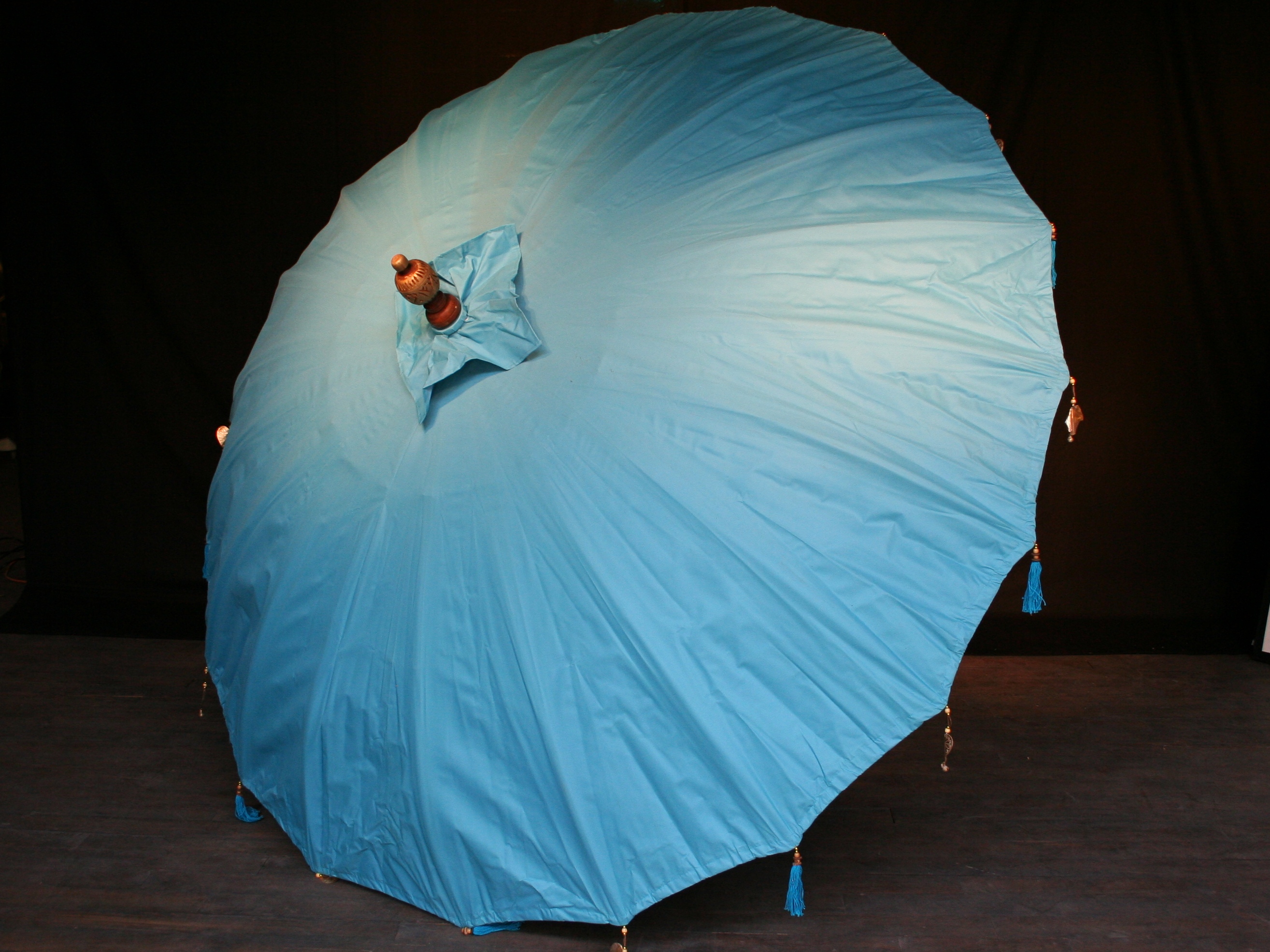 verhuur grote Bali parasol blauw huren