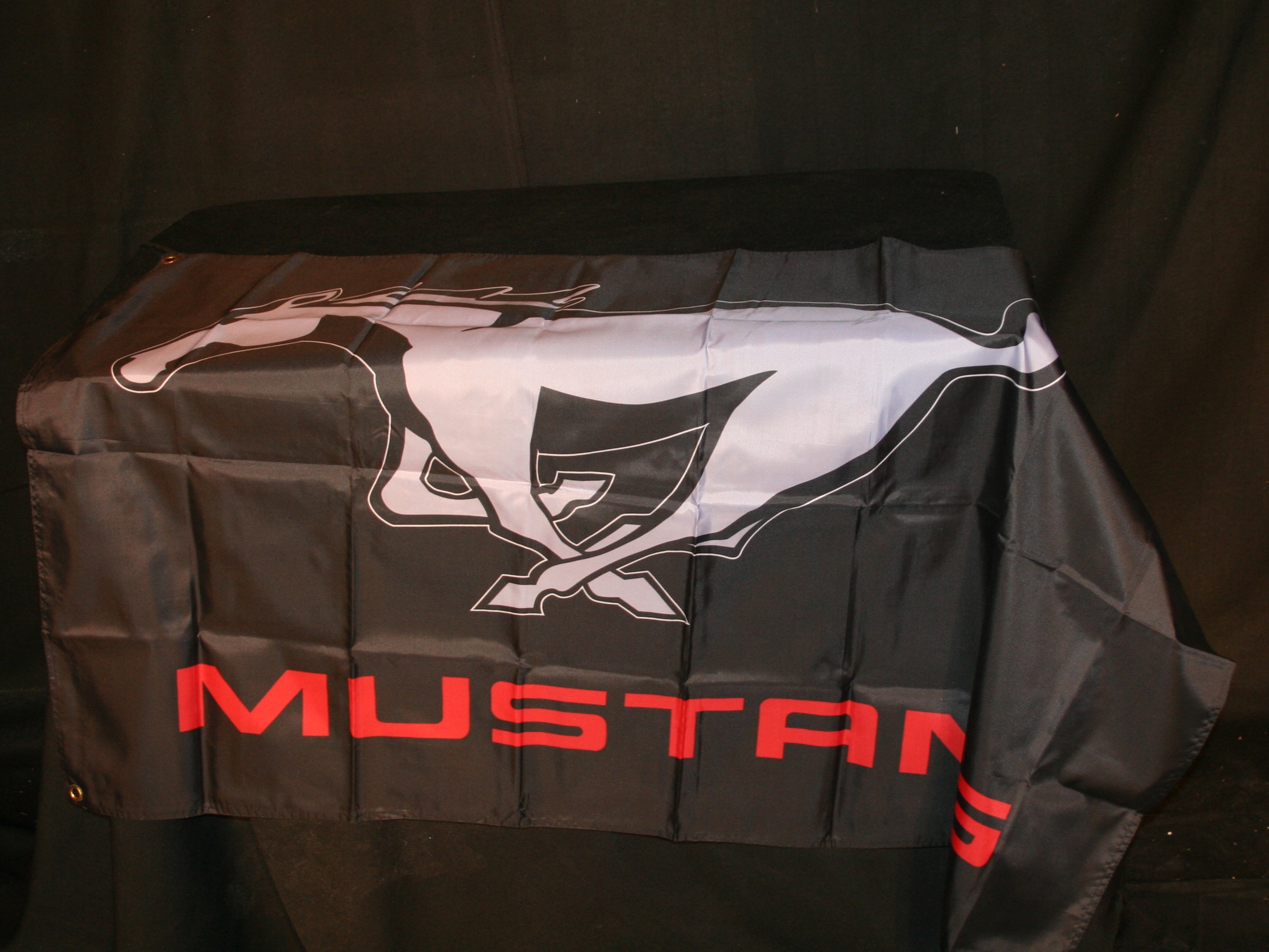 verhuur vlag dealer garage Mustang huren
