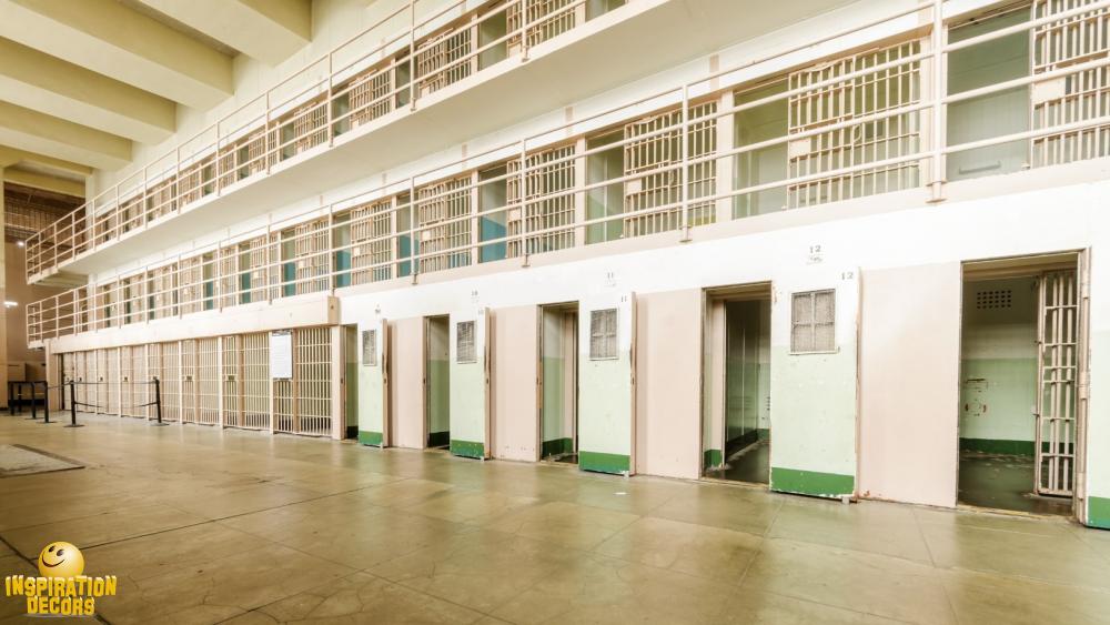 verhuur decor gevangenis huren